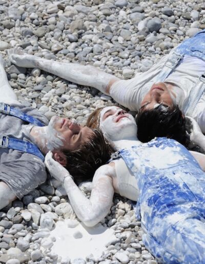 "One Kiss", ados contre le mur